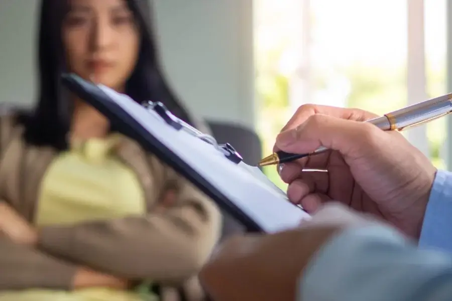 therapist helping hallucinating patient